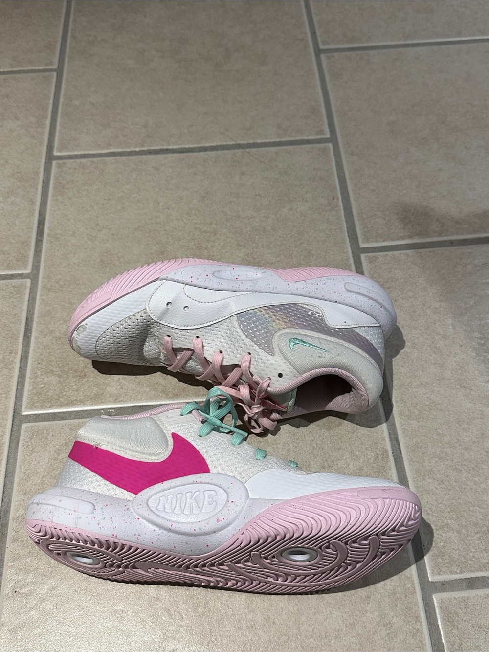 Nike Hyperquick SE women volleyball shoes sz 5 signs wear at front of sneakers